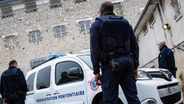 A la maison d'arr&ecirc;t, les surveillants seront mieux form&eacute;s pour mener &agrave; bien les extractions