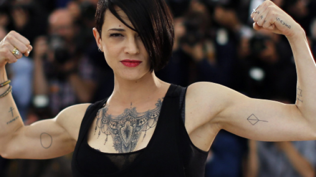 Asia Argento mostra muscoli e tatuaggi pronta per una nuova sfida