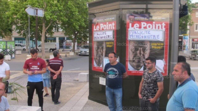 Des militants de l'AKP défendant le président Erdogan