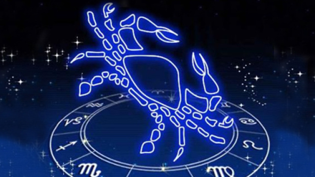 Oroscopo di domani 4 giugno 2018 | Previsioni e Astrologia di lunedì: Cancro segno 'top' del giorno in amore e nel lavoro