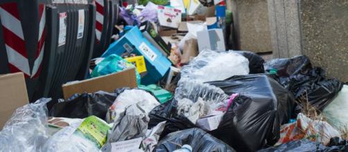 Emergenza rifiuti a Roma, in aumento anche il rovistaggio Emergenza rifiuti a Roma, in aumento anche il rovistaggio
