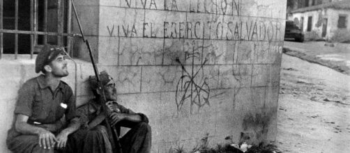 Gerda Taro: Two Republican soldiers in front of wall with rightist ... - pinterest.es