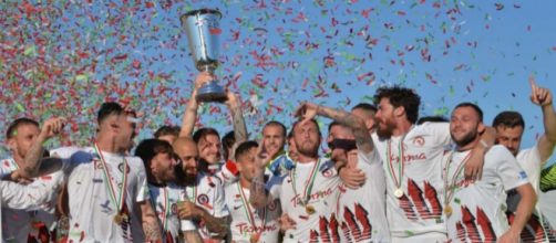 I calciatori del Foggia alzano al cielo la Supercoppa di Lega Pro dopo aver espugnato per 2-4 Venezia il 27 maggio 2017