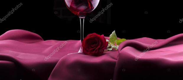 Copa de vino tinto y rosa negro — Foto de stock © boule1301 #30233127 - depositphotos.com Copa de vino tinto y rosa negro — Foto de stock © boule1301 #30233127 - depositphotos.com