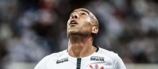 Emerson Sheik leva cartão vermelho Emerson Sheik leva cartão vermelho