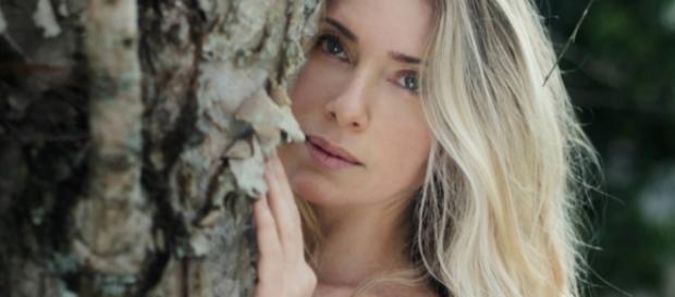 Letícia Spiller faz ensaio nu e deixa tatuagem em lugar estratégico à mostra Letícia Spiller faz ensaio nu e deixa tatuagem em lugar estratégico à mostra