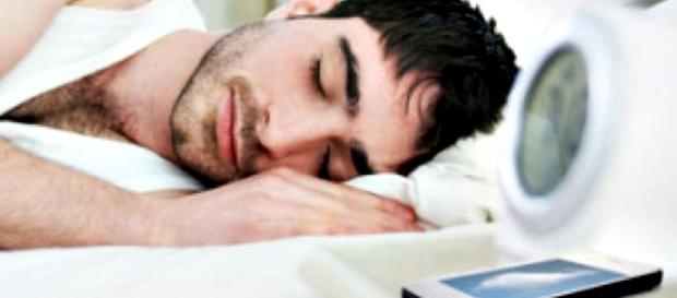 Riesgos de dormir con el celular cerca de la cama Riesgos de dormir con el celular cerca de la cama