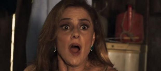 Sophia comete suicídio no último capítulo de O Outro Lado do Paraíso (Foto: TV Globo) Sophia comete suicídio no último capítulo de O Outro Lado do Paraíso (Foto: TV Globo)