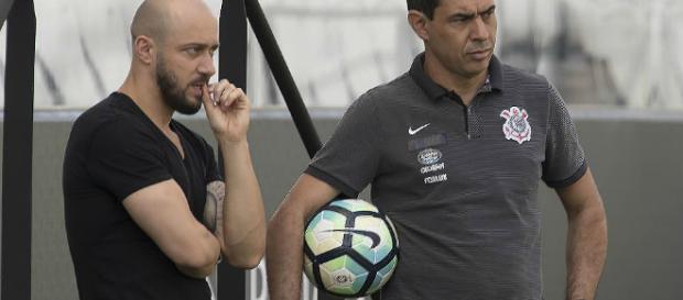 Técnico Fábio Carille poderá contar com a chegada de mais um jogador ao elenco. (foto reprodução). Técnico Fábio Carille poderá contar com a chegada de mais um jogador ao elenco. (foto reprodução).