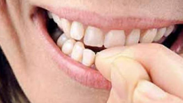 Si strappa una pellicina e rischia la morte