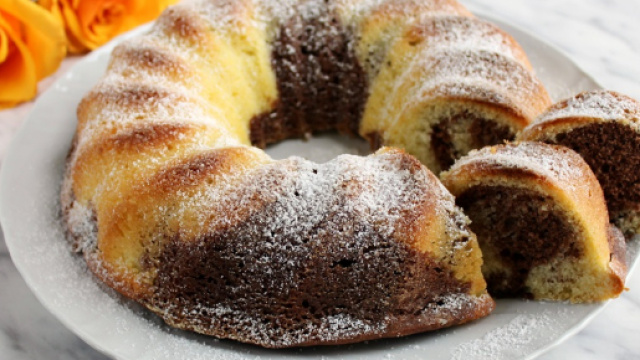 Torta marmorizzata con cacao e panna - Sofficissimo dolce variegato - giallozafferano.it