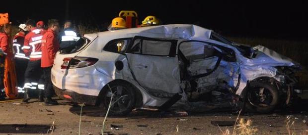 Acidente foi provocado pela colisão entre dois veículos automóveis Acidente foi provocado pela colisão entre dois veículos automóveis