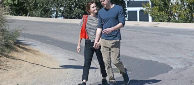 Emma Watson tomada de la mano con Chord Overstreet Emma Watson tomada de la mano con Chord Overstreet