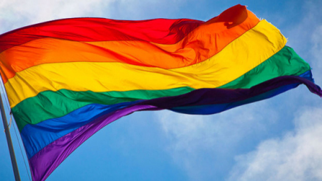 Le drapeau arc-en-ciel est le symbole de la communauté LGBT;