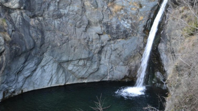 Val di Susa, salta la cascata e muore annegato