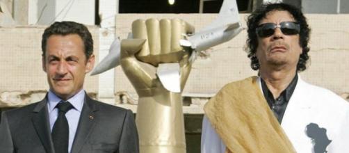 Nicolas Sarkozy accompagné du colonel Kadhafi