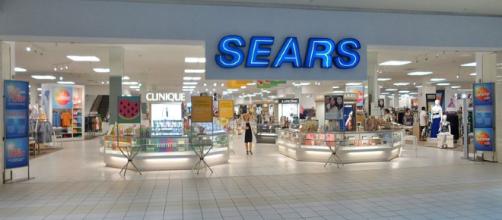 Sears decided to close more stores due to a decline in sales. [Pear285 via Wikimedia Commons]