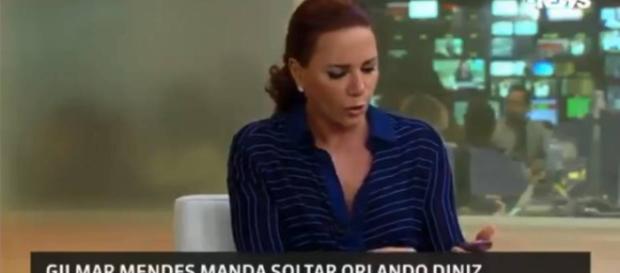 Celular de jornalista da Globo News toca durante transmissão ao vivo Celular de jornalista da Globo News toca durante transmissão ao vivo