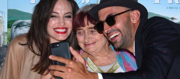 Jennifer Lawrence y Angelina Jolie con Agnes Jennifer Lawrence y Angelina Jolie con Agnes