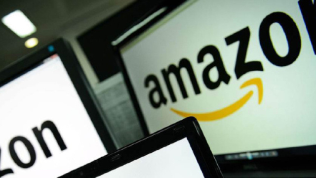 In alto, schermi raffiguranti il logo della casa Amazon