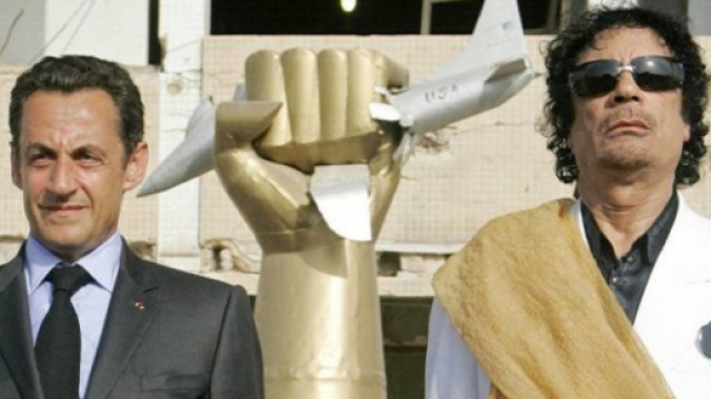 Nicolas Sarkozy accompagné du colonel Kadhafi