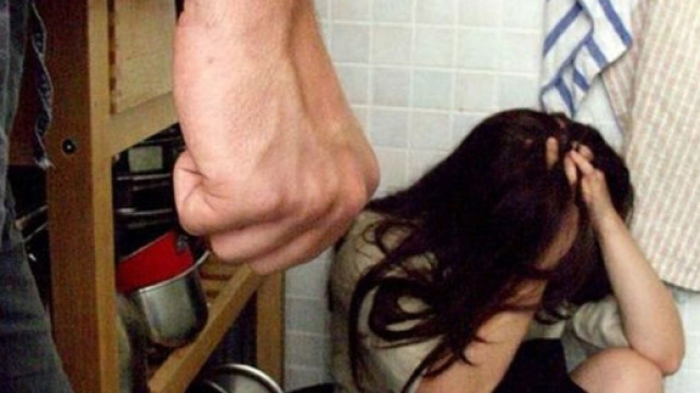 Trova moglie con l'amante: la stupra