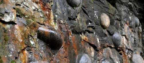 El misterioso acantilado de "puesta de huevos de piedra" en China desconcierta a los geólogos, que no pueden explicar esta anomalía