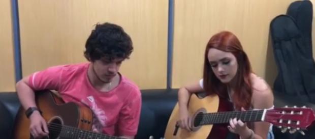 Filho de Joelma e Ximbinha toca ao lado da namorada Filho de Joelma e Ximbinha toca ao lado da namorada