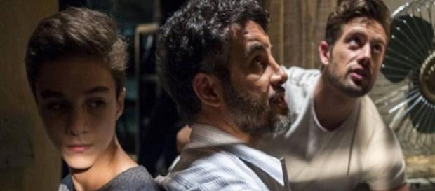 Renato mantém Tomaz e Juvenal reféns em O Outro Lado do Paraíso (Foto: TV Globo) Renato mantém Tomaz e Juvenal reféns em O Outro Lado do Paraíso (Foto: TV Globo)
