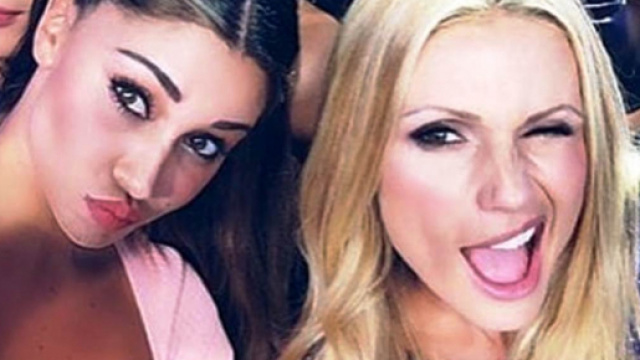 Belen Rodriguez e Michelle Hunziker con le veline di Striscia la notizia