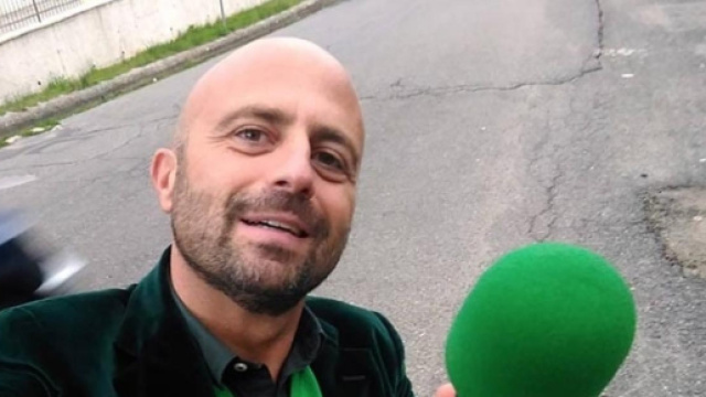 Luca Abete, il noto inviato di Striscia La Notizia è stato schiaffeggiato a Napoli da un posteggiatore abusivo
