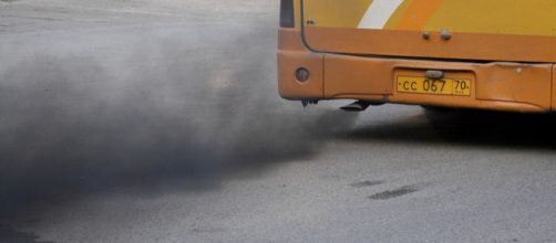 Bus leaving a trail of black smoke. - [Image credit – Ilya Plekhanov / Wikimedia Commons]