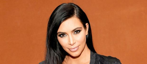 Kim Kardashian vendeu seu filme adulto amador para uma produtora e se tornou uma atriz para maiores de 18 anos. Kim Kardashian vendeu seu filme adulto amador para uma produtora e se tornou uma atriz para maiores de 18 anos.