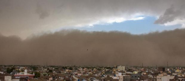 Powerful dust storm lashes north India - (Image via Jaikrishna/Twitter) Powerful dust storm lashes north India - (Image via Jaikrishna/Twitter)