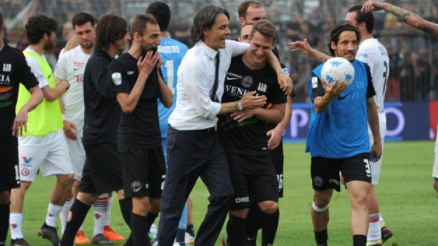 Nella foto della Lega B, Inzaghi abbraccia Stulac, autore della rete del 2-1