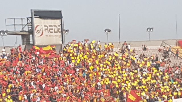 Tanti tifosi del Lecce a Monopoli.
