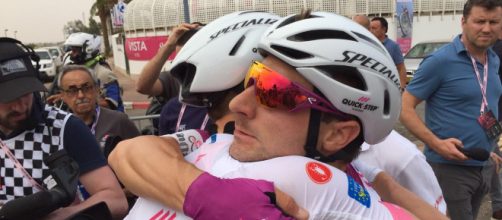 Elia Viviani festeggiato dai compagni