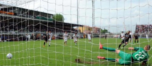 Nella foto della Lega B, Litteri spiazza Noppert e realizza la rete dell'1-0