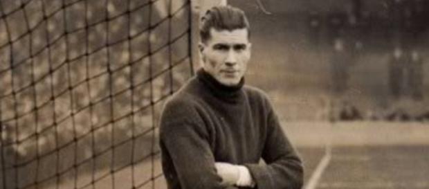 Elisha Scott may be one of the best goalkeepers to grace English football. Elisha Scott may be one of the best goalkeepers to grace English football.