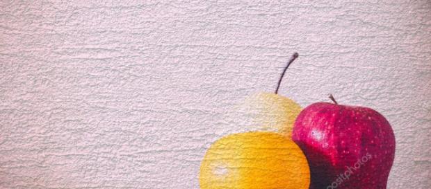 Extracto de manzana y pera con naranja sobre el cemento con- depositphotos.com Extracto de manzana y pera con naranja sobre el cemento con- depositphotos.com