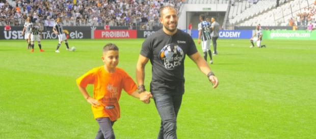 Kaysar se emocionou com o carinho das crianças Kaysar se emocionou com o carinho das crianças