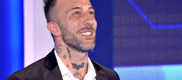 Simone Coccia Colaiuta: imbarazzo per un assorbente al Gf Simone Coccia Colaiuta: imbarazzo per un assorbente al Gf