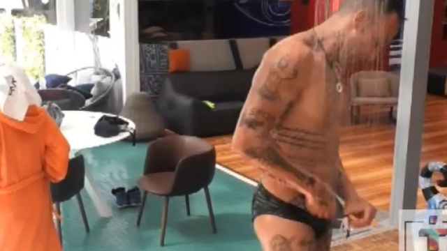 Grande Fratello 2018, coccole tra due maschi a luci rosse