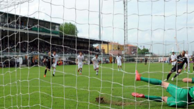 Nella foto della Lega B, Litteri spiazza Noppert e realizza la rete dell'1-0