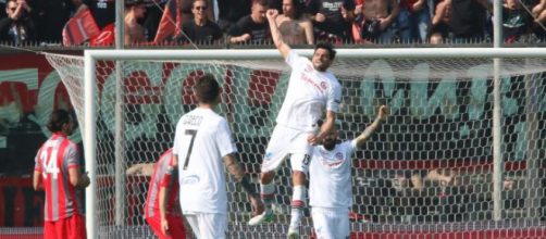 Nella foto della Lega B, Marco Zambelli esulta dopo il gol segnato alla Cremonese