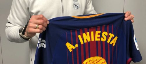 Sergio Ramos posa con la camiseta de Iniesta de recuerdo en su último derby