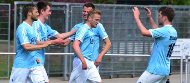 Die Büßlebener bejubeln einen Torerfolg beim 2:1-Auswärtssieg in Mühlhausen. Foto: Gunter Appel Die Büßlebener bejubeln einen Torerfolg beim 2:1-Auswärtssieg in Mühlhausen. Foto: Gunter Appel