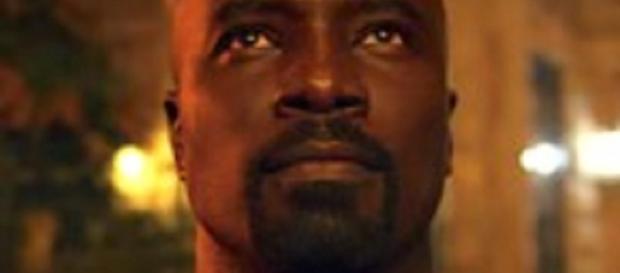 Luke Cage regresa para la temporada 2, pero no es el único tipo a prueba de balas que anda por Harlem en estos días. Luke Cage regresa para la temporada 2, pero no es el único tipo a prueba de balas que anda por Harlem en estos días.