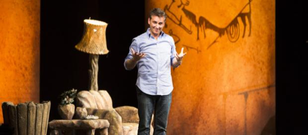 Nella foto, Maurizio Colombi interpreta Caveman, l'uomo delle caverne. Nella foto, Maurizio Colombi interpreta Caveman, l'uomo delle caverne.