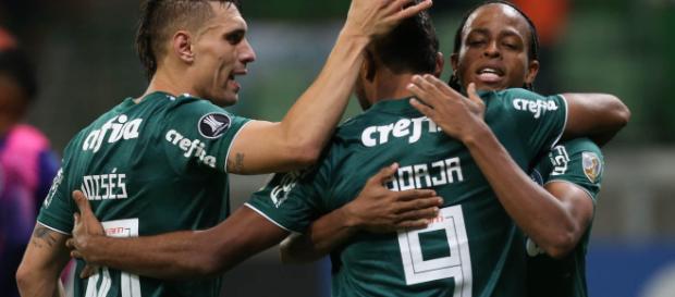 Três jogadores do Palmeiras, em uma comemoração Três jogadores do Palmeiras, em uma comemoração